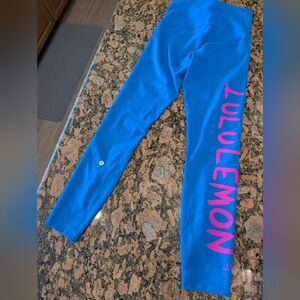 Lululemon Wunder Train High-Rise Tight 25" leggings in the "Poolside" blue color